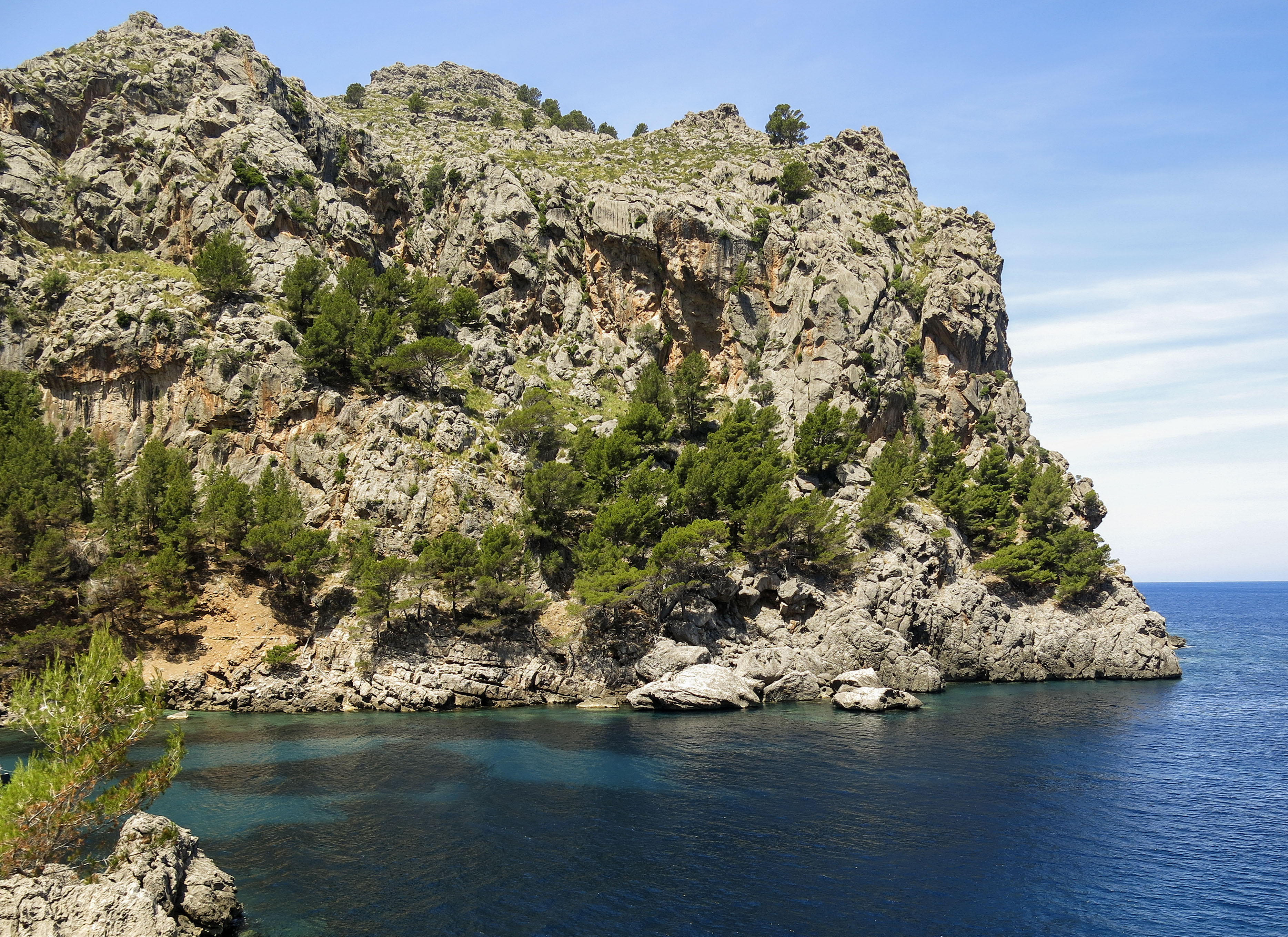 Carretera de montaña de la Serra de Tramuntana junto al mar Mediterráneo para una excursión privada por Mallorca